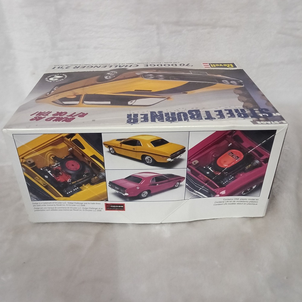 Revell 70 Dodge Challenger 2 in 1 Streetburner 1:25 Scale Model Kit 85-4213 - Picture 4 of 5